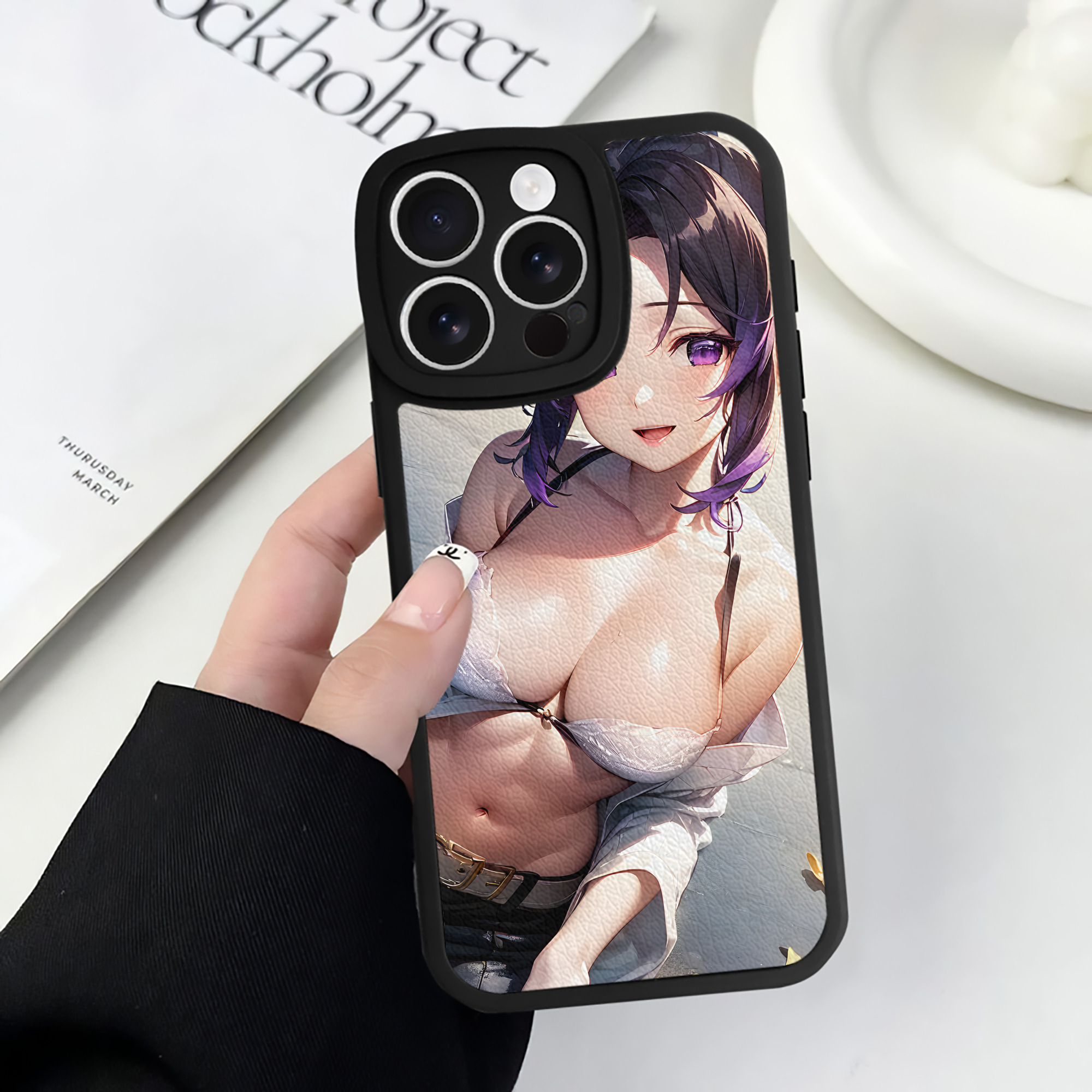 （画像用） 鬼滅の刃（きめつのやいば）蟲柱-胡蝶 しのぶ／こちょう しのぶ Kochou Shinobu 【iPhone 16シリーズ対応】シリコンスマホケース（レザー調） 材質：シリコン